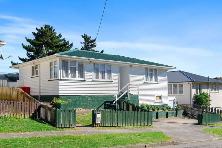 Photo of property in 12 Cornwall Crescent, Cannons Creek, Porirua, 5024