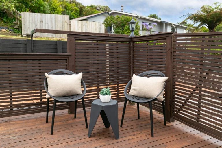 Photo of property in 17 Cheltenham Terrace, Newlands, Wellington, 6037