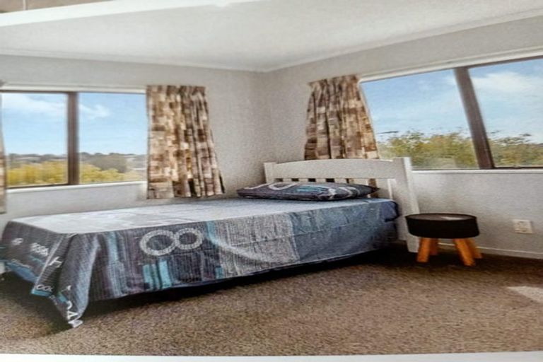 Photo of property in 64 Trias Road, Totara Vale, Auckland, 0629