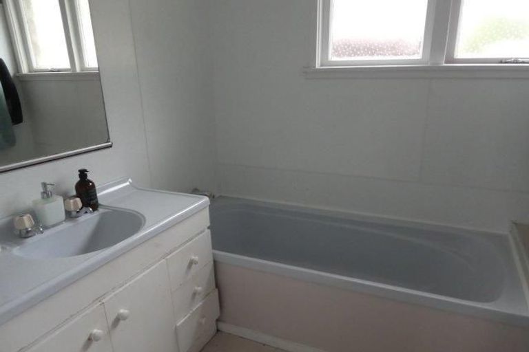 Photo of property in 11 Wynyard Crescent, Fernhill, Queenstown, 9300