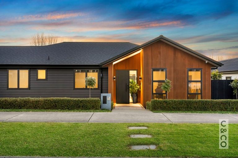 Photo of property in 21 Vogwill Road, Kumeu, 0810
