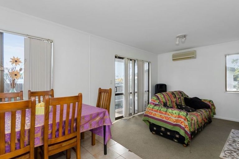 Photo of property in 2/7 Maplesden Drive, Clendon Park, Auckland, 2103