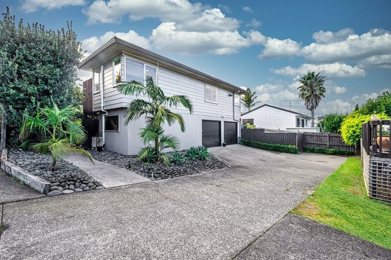 Photo of property in 2/114 Bradbury Road, Botany Downs, Auckland, 2010