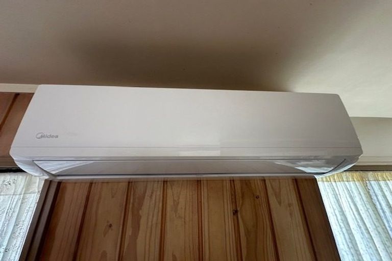 Photo of property in 1/4 Westpark Drive, West Harbour, Auckland, 0618