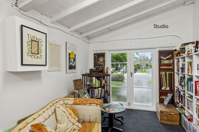 Photo of property in 15 Walton Avenue, Waikanae, 5036