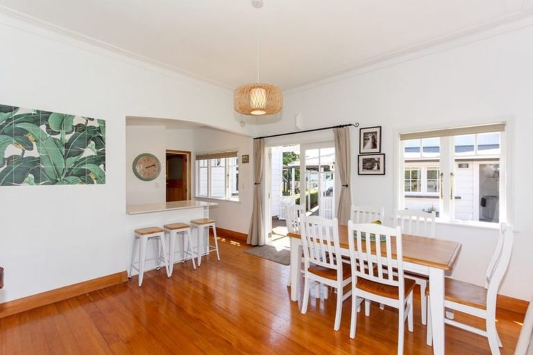 Photo of property in 38 Waiwaka Terrace, Strandon, New Plymouth, 4312