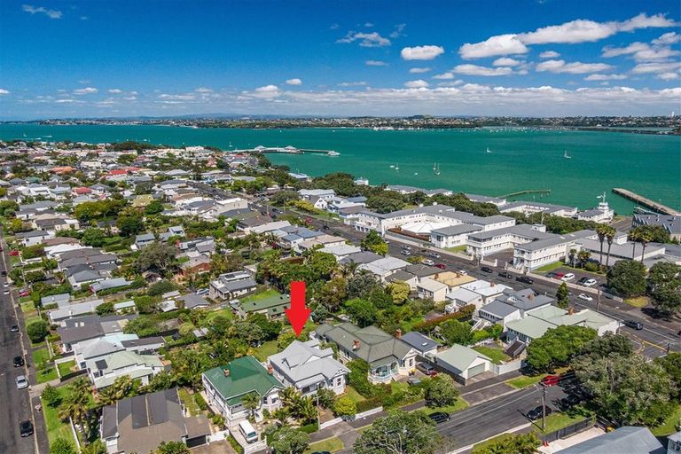 Photo of property in 4 William Bond Street, Stanley Point, Auckland, 0624