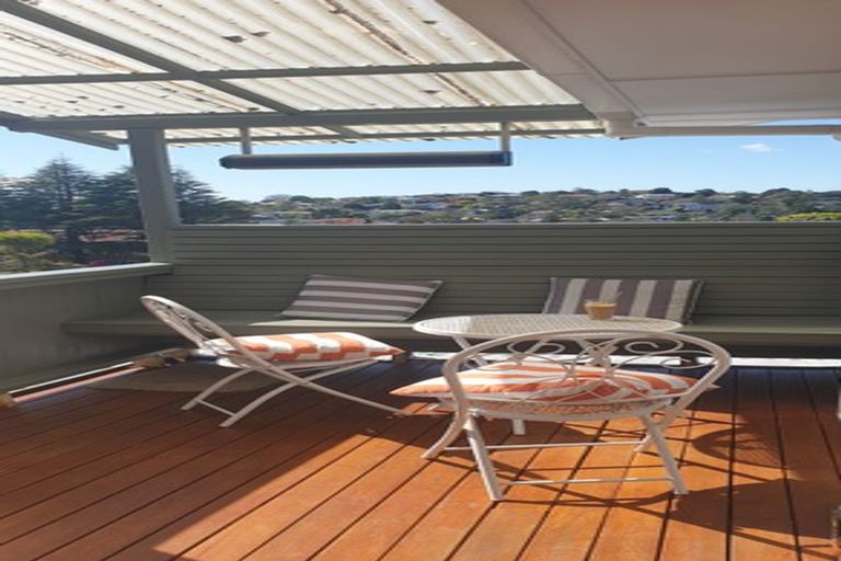 Photo of property in 28 Compton Street, Hillcrest, Auckland, 0627