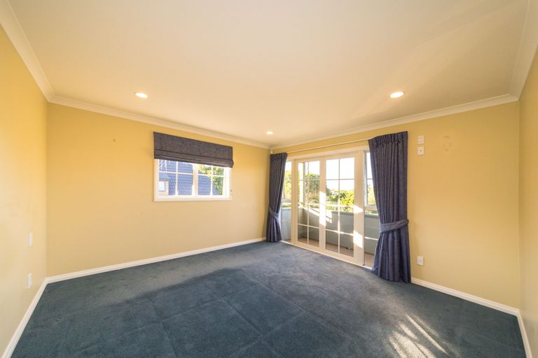 Photo of property in 11 The Oaks, Awapuni, Palmerston North, 4412