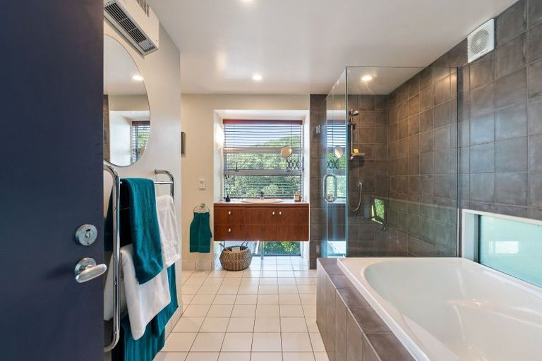 Photo of property in 365 Karaka Bay Road, Karaka Bays, Wellington, 6022