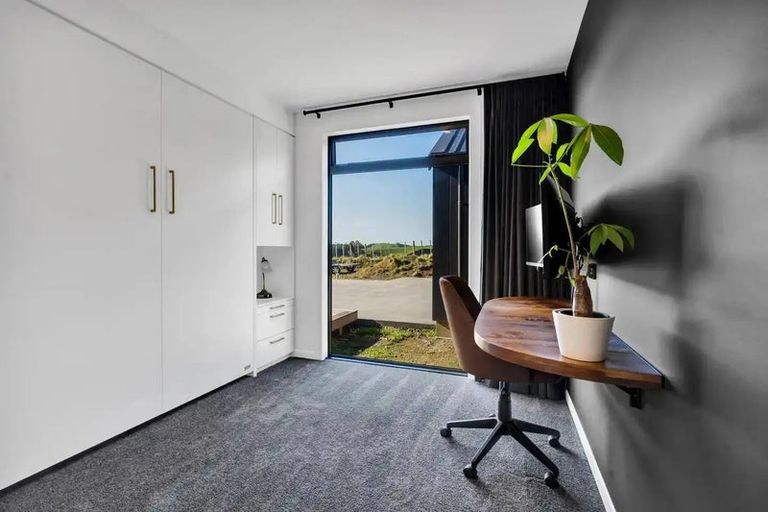 Photo of property in 7 Te Ara Karoiroa Road, Hurford, New Plymouth, 4374