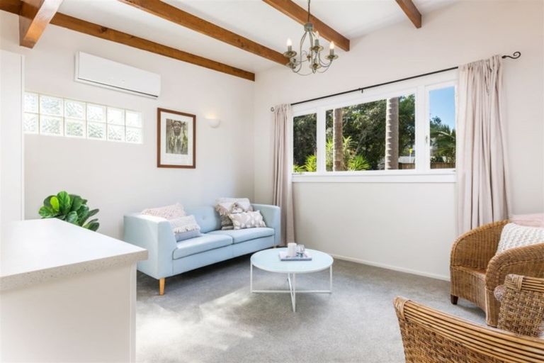 Photo of property in 166 Edmonton Road, Te Atatu South, Auckland, 0610