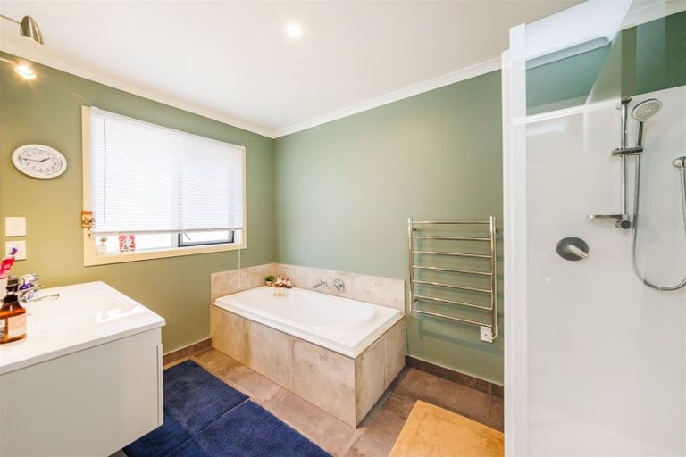 Photo of property in 14 Atlantic Drive, Fitzherbert, Palmerston North, 4410