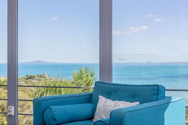 Photo of property in 61 Roberts Road, Matakatia, Whangaparaoa, 0930