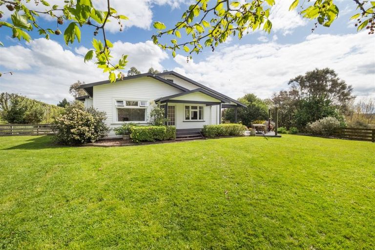 Photo of property in 803 Fitzherbert Road East, Aokautere, Palmerston North, 4471