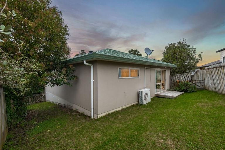 Photo of property in 20 Quincey Place, Massey, Auckland, 0614
