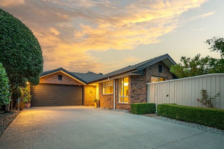 Photo of property in 8 Hoihere Place, Parklands, Christchurch, 8083