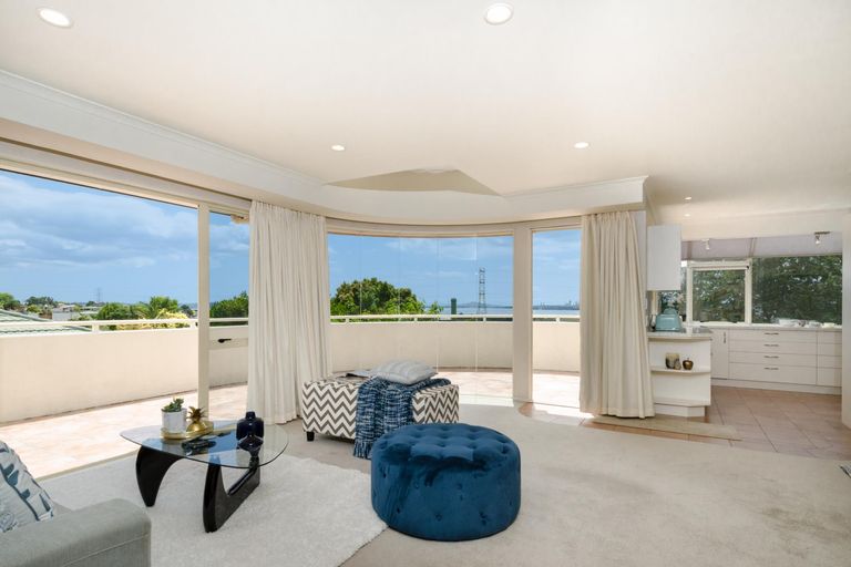 Photo of property in 1/213 Te Atatu Road, Te Atatu South, Auckland, 0610