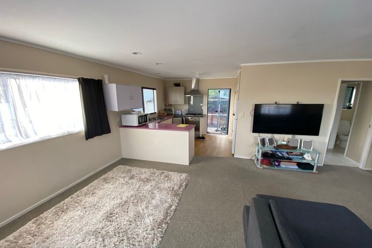 Photo of property in 2/59 Santiago Crescent, Unsworth Heights, Auckland, 0632