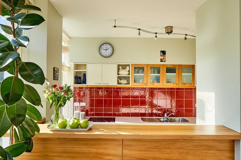 Photo of property in Rona House, 33 Rimu Street, Eastbourne, Lower Hutt, 5013