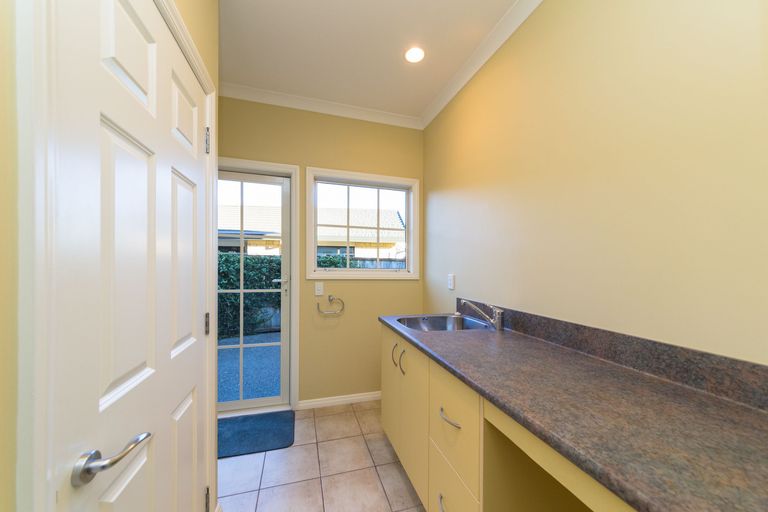 Photo of property in 11 The Oaks, Awapuni, Palmerston North, 4412