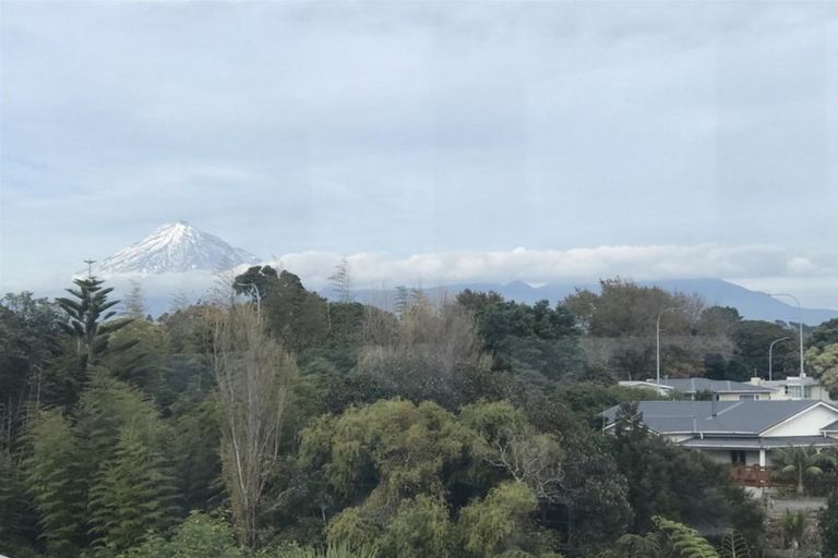 Photo of property in 8 Strandon Place, Strandon, New Plymouth, 4312