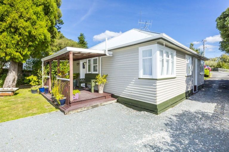 Photo of property in 2 Pokaka Street, Birchville, Upper Hutt, 5018