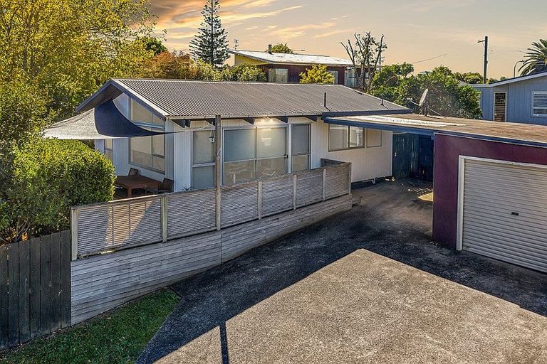 Photo of property in 3 Thomas Avenue, Te Atatu Peninsula, Auckland, 0610