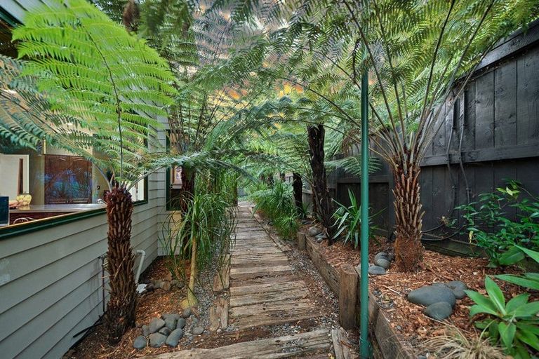 Photo of property in 28 Tyrico Close, Unsworth Heights, Auckland, 0632