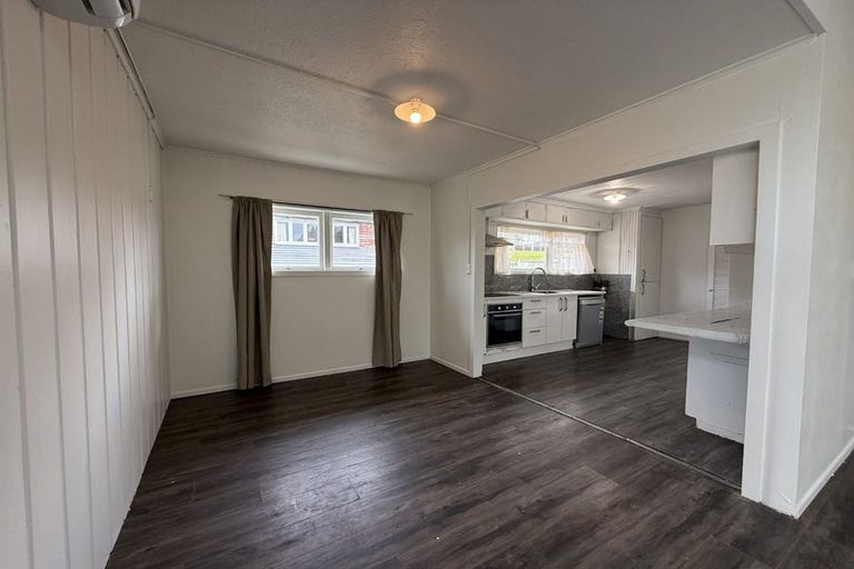Photo of property in 16 Avonleigh Road, Green Bay, Auckland, 0604