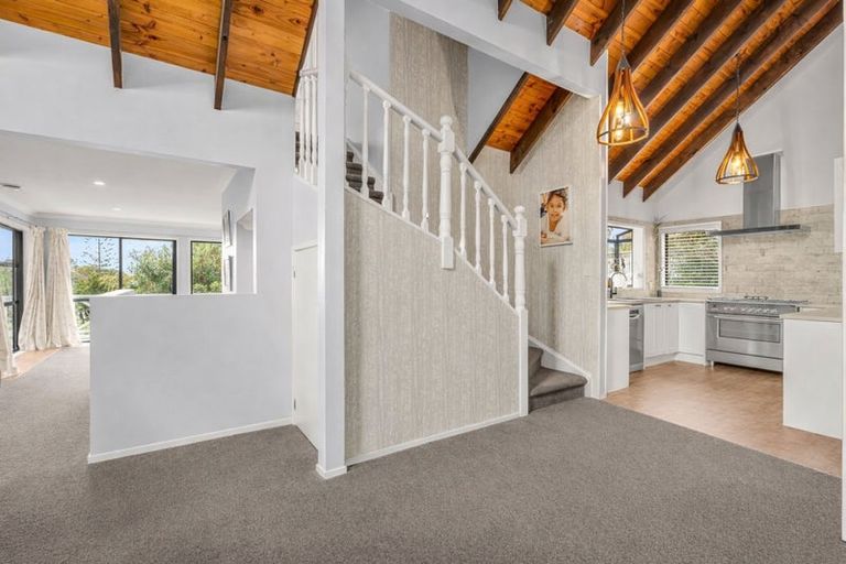 Photo of property in 11 Moffat Road, Red Beach, 0932