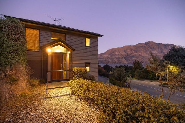 Photo of property in Arno Apartment, 9/8 Mckerrow Place, Sunshine Bay, Queenstown, 9300