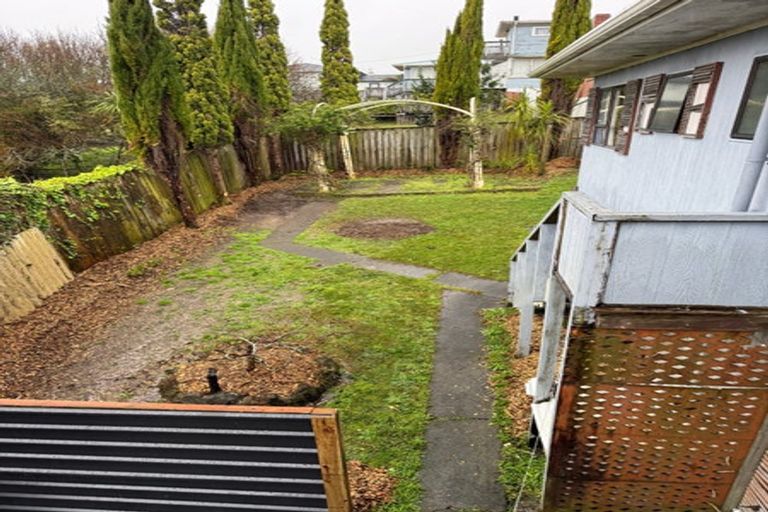 Photo of property in 2/521 Glenfield Road, Glenfield, Auckland, 0629