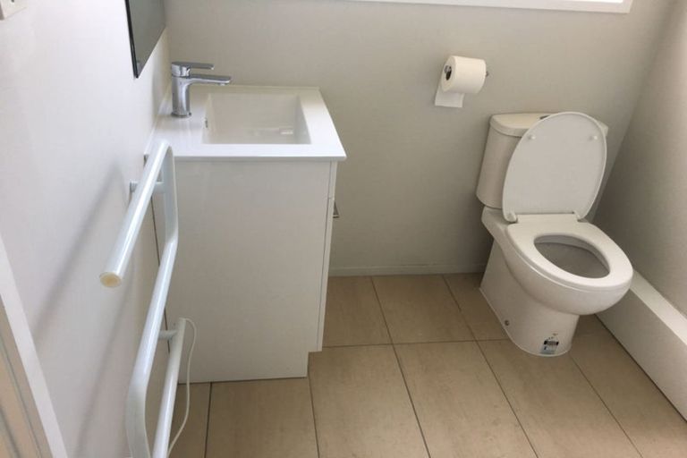 Photo of property in 162 Luckens Road, West Harbour, Auckland, 0618