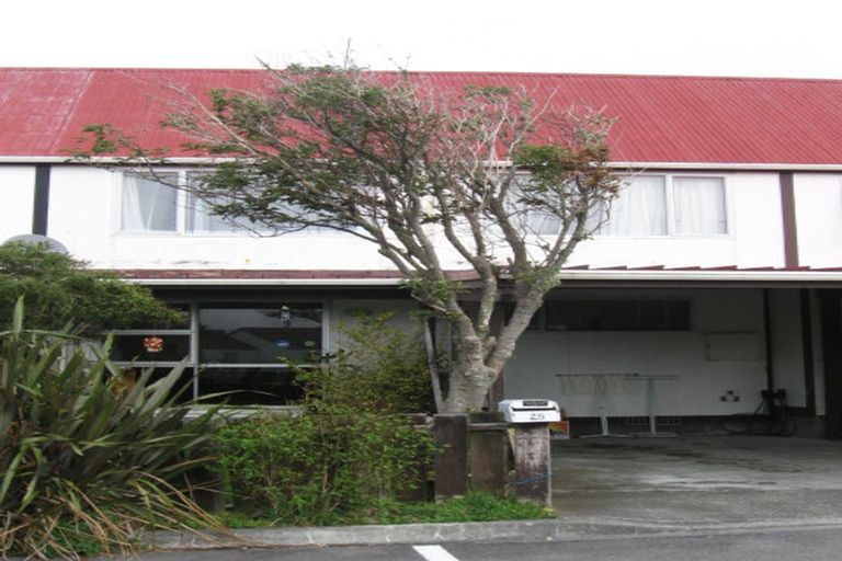 Photo of property in 28 Hollydale Grove, Churton Park, Wellington, 6037