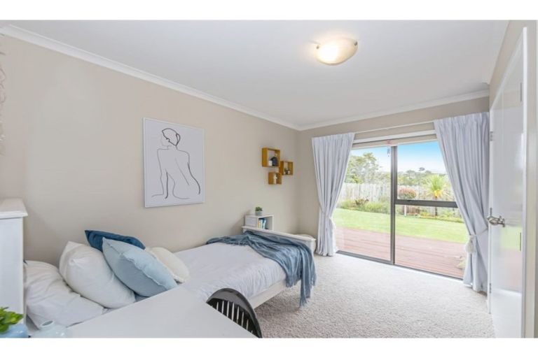 Photo of property in 9 Kingtide Place, Red Beach, 0932