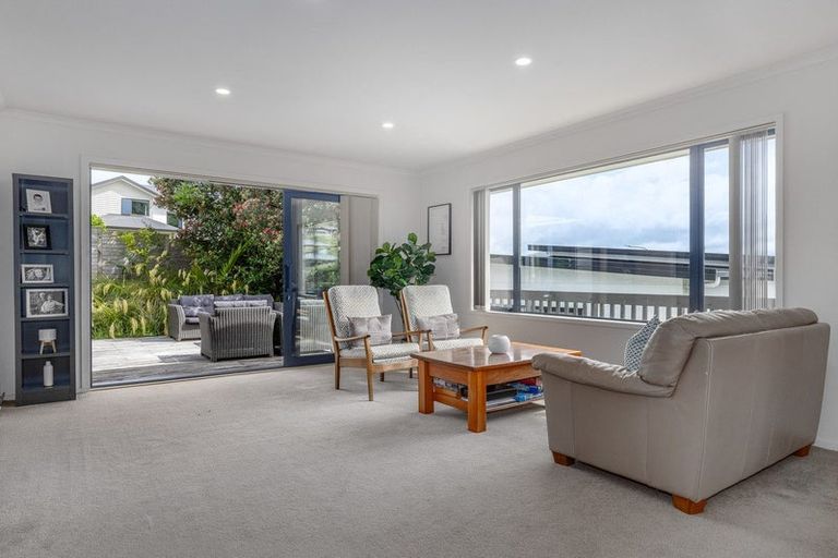 Photo of property in 17 Endeavour Drive, Whitby, Porirua, 5024