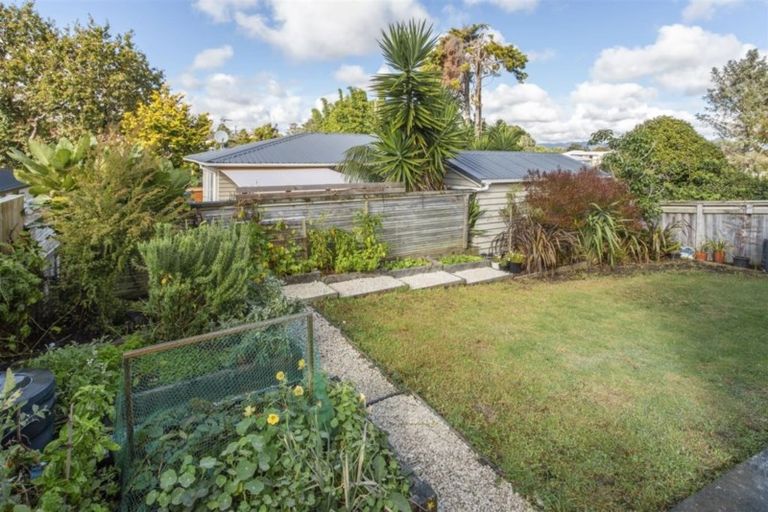 Photo of property in 24 Sylvan Crescent, Te Atatu South, Auckland, 0610