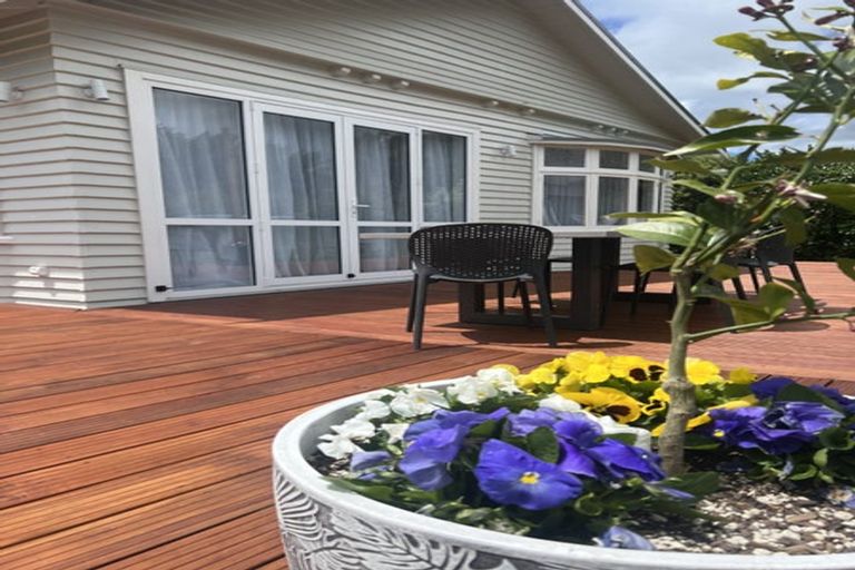 Photo of property in 1 George Hawkins Way, Martinborough, 5711