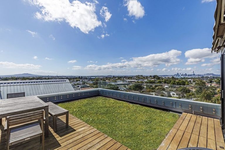 Photo of property in 58c Potter Avenue, Northcote, Auckland, 0627