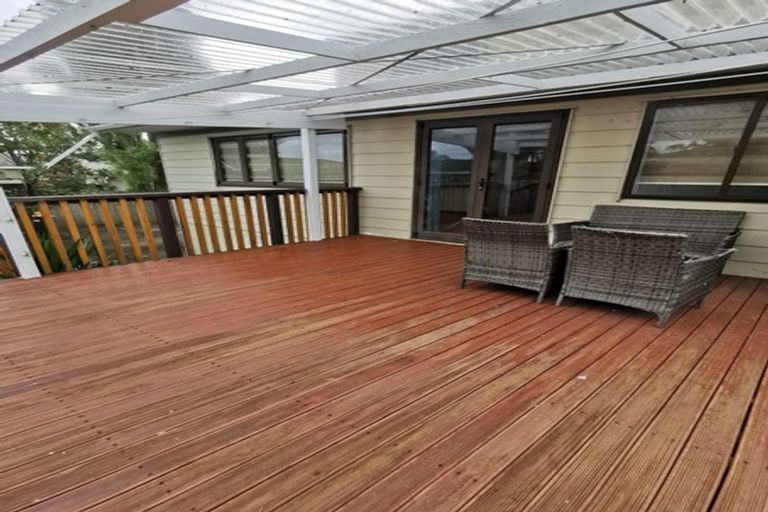 Photo of property in 16 Raphael Place, West Harbour, Auckland, 0618