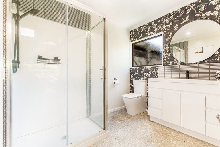 Photo of property in 2/8 Gregg Place, Sunnyvale, Auckland, 0612