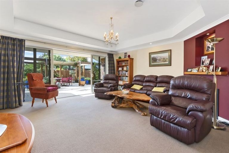 Photo of property in 18 Willowview Drive, Redwood, Christchurch, 8051