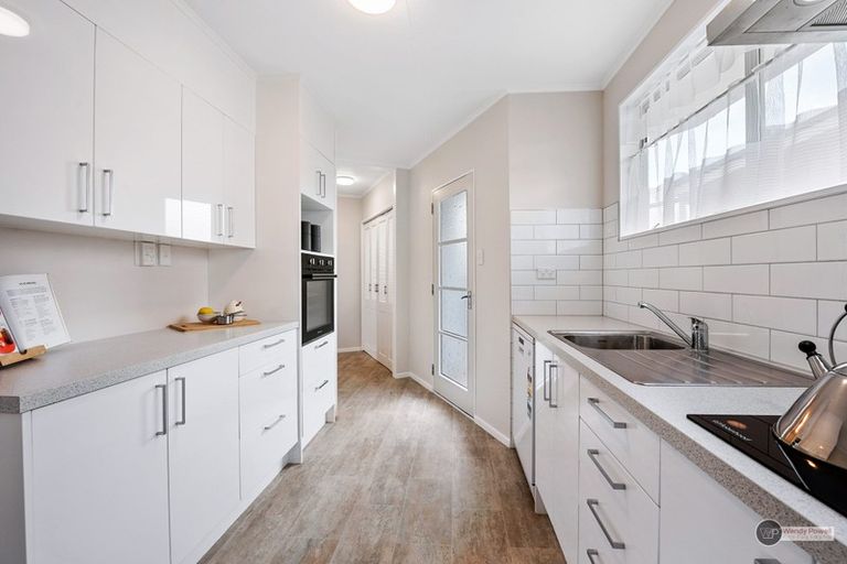 Photo of property in 6 Omaha Grove, Totara Park, Upper Hutt, 5018