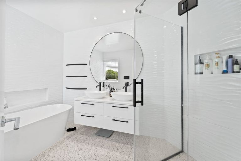 Photo of property in 90 Roland Road, Greenhithe, Auckland, 0632