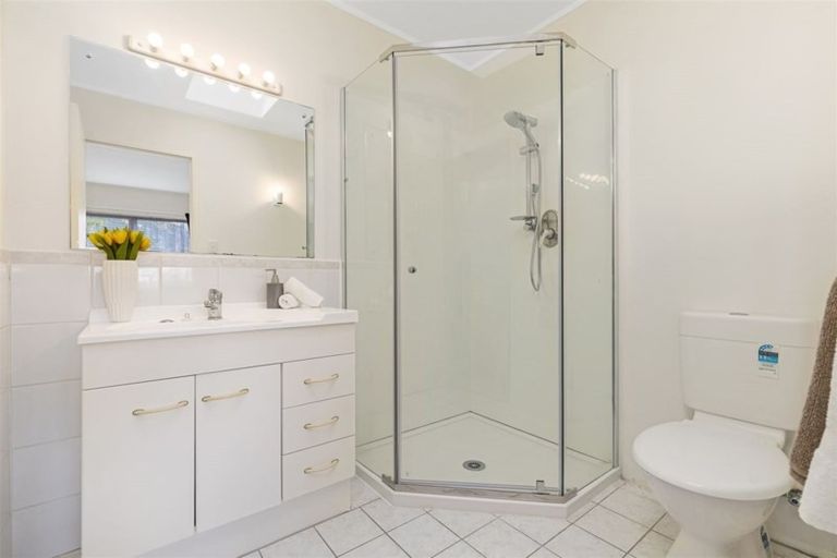 Photo of property in 6a Fayette Place, Te Atatu South, Auckland, 0610