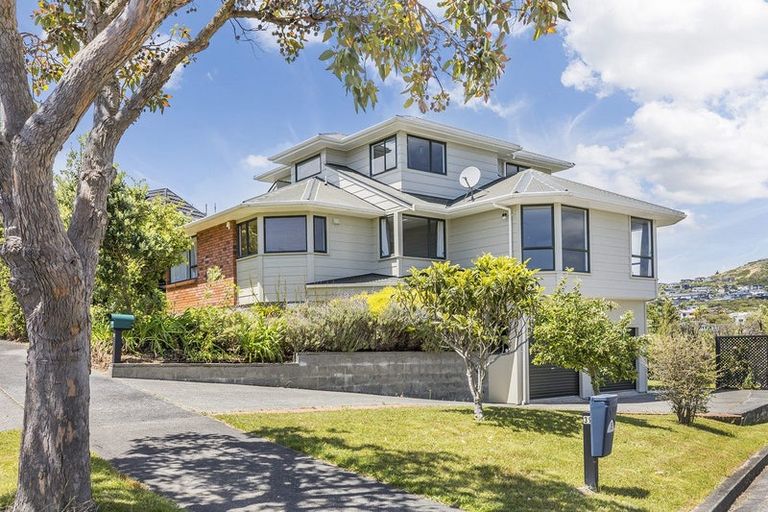 Photo of property in 37 Saunders Close, Whitby, Porirua, 5024