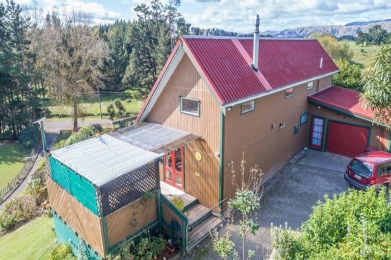 Photo of property in 246 Heatherlea East Road, Levin, 5571