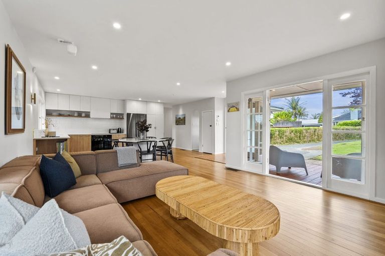 Photo of property in 16 Eversleigh Road, Belmont, Auckland, 0622