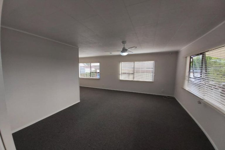 Photo of property in 2/5 Pureora Place, Clendon Park, Auckland, 2103